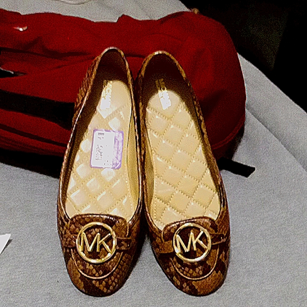 MK size 7 woman's shoe